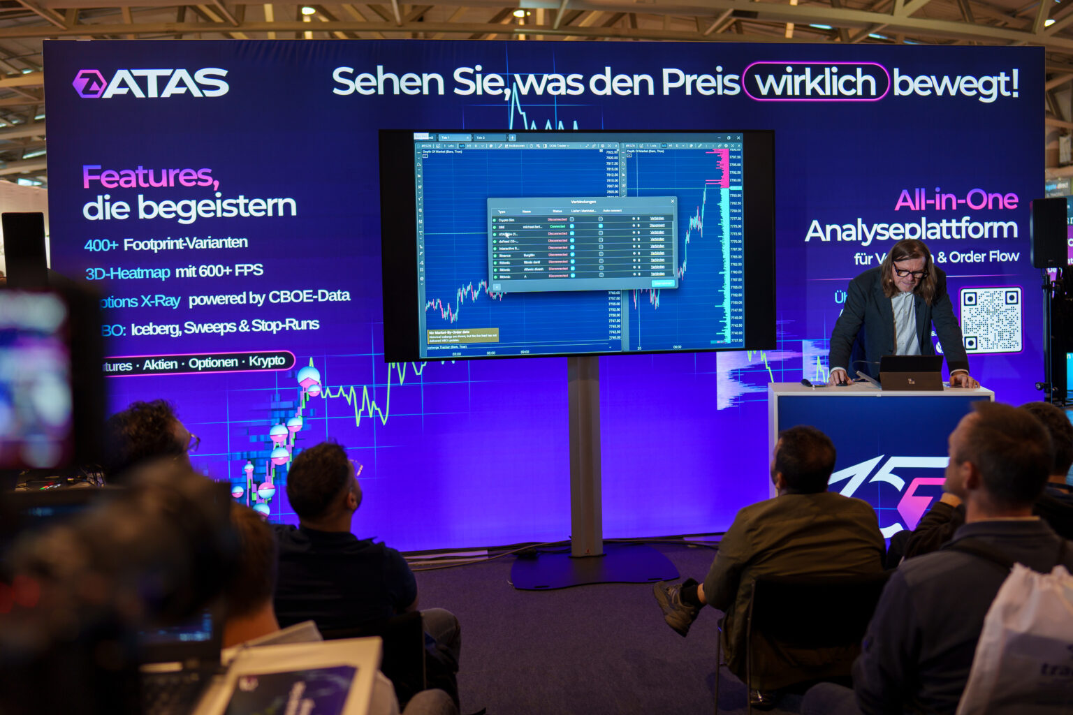 Eventfilm Frankfurt: Vortrag am ATAS-Stand auf der Finance26 in der Messe Frankfurt, Publikum vor der Medienwand
