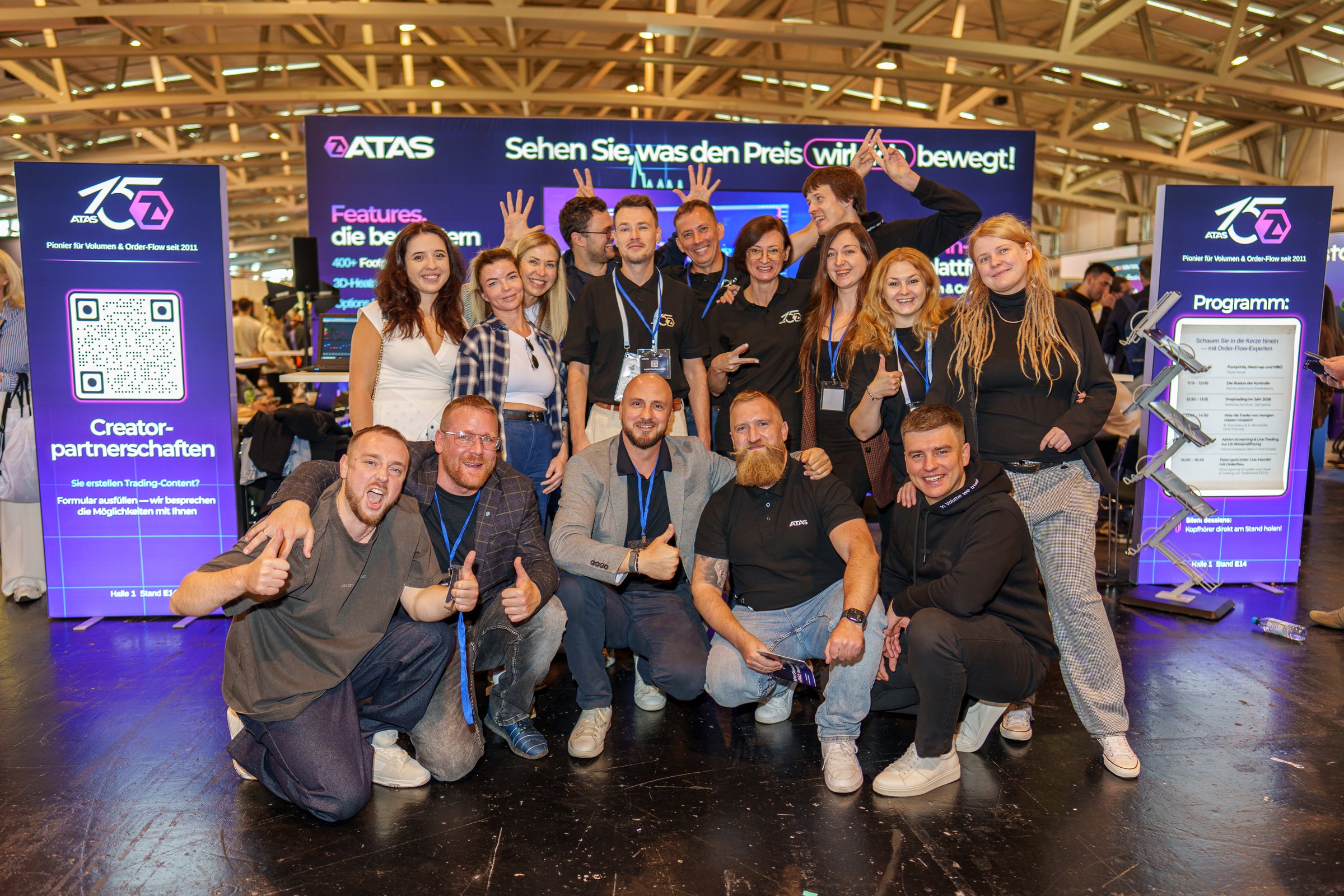 Das ATAS Team gemeinsam vor dem Messestand auf der Finance26 in der Messe Frankfurt